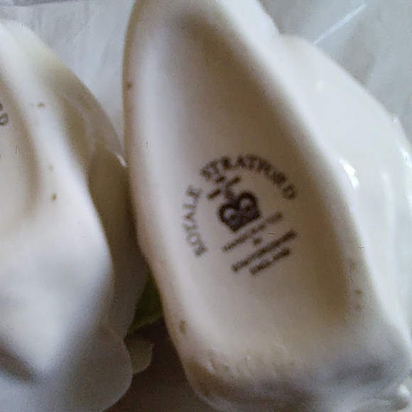 Royale Stratford Handcrafted Flower Swans - Picture 7 of 7